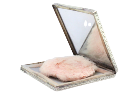 Caixa de toilette em prata com relevos florais interior com vidro e pompom de maquilhagem